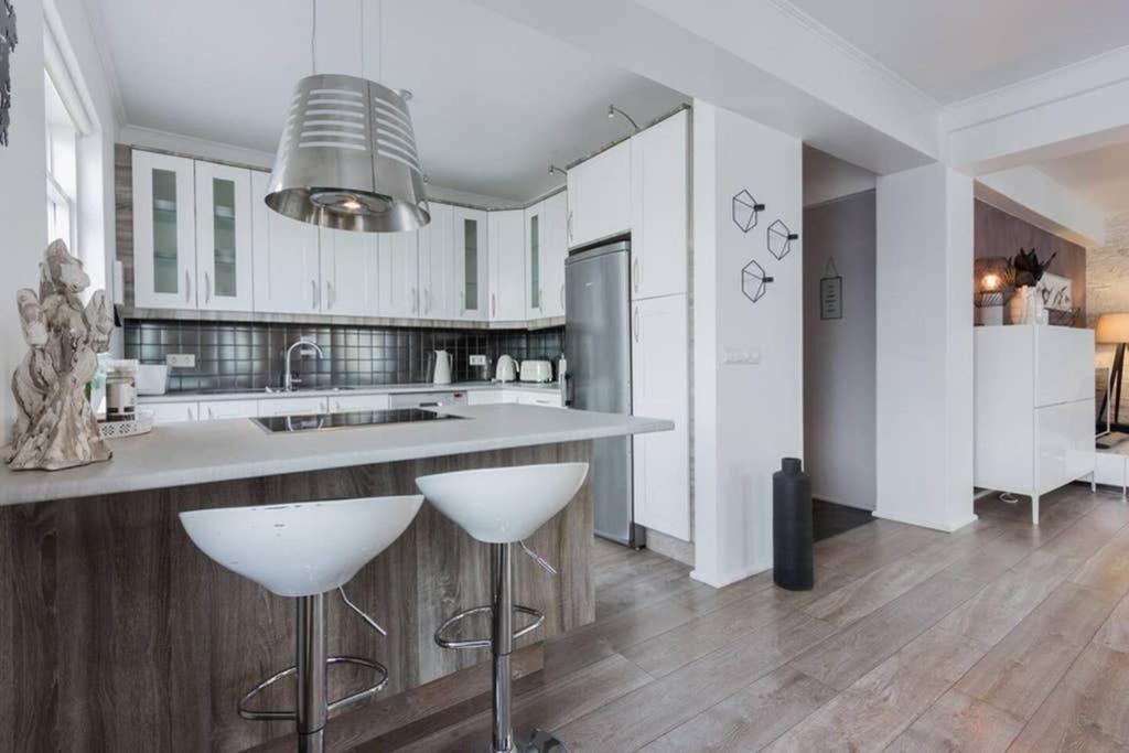 Superb Central Location, No Car Needed - Spacious Акурейрі Екстер'єр фото