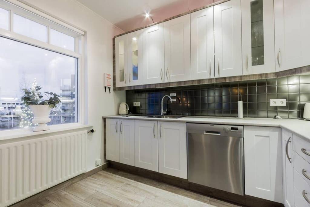 Superb Central Location, No Car Needed - Spacious Акурейрі Екстер'єр фото