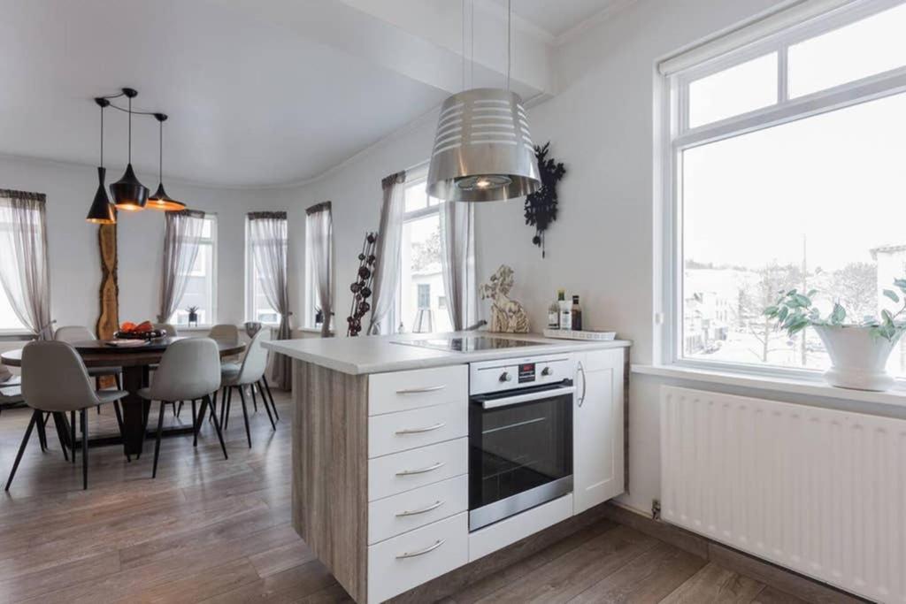 Superb Central Location, No Car Needed - Spacious Акурейрі Екстер'єр фото